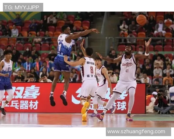 当足球巨星走进CBA看球场边热情与篮球激情的完美碰撞 当足球巨星走进CBA看球场边热情与篮球激情的完美碰撞