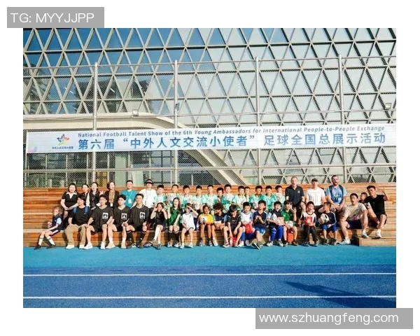 足球巨星穿藏装展风采 彰显跨文化融合与魅力